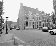 880870 Gezicht op de voor- en zijgevel van het gerestaureerde pand Wed 5-7 te Utrecht, vanaf het Domplein.